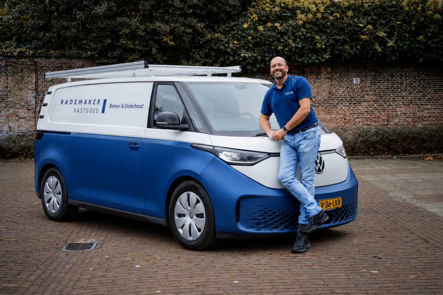 De onderhoudsbus van Rademaker Vastgoed, met Raphael Gonçalves
