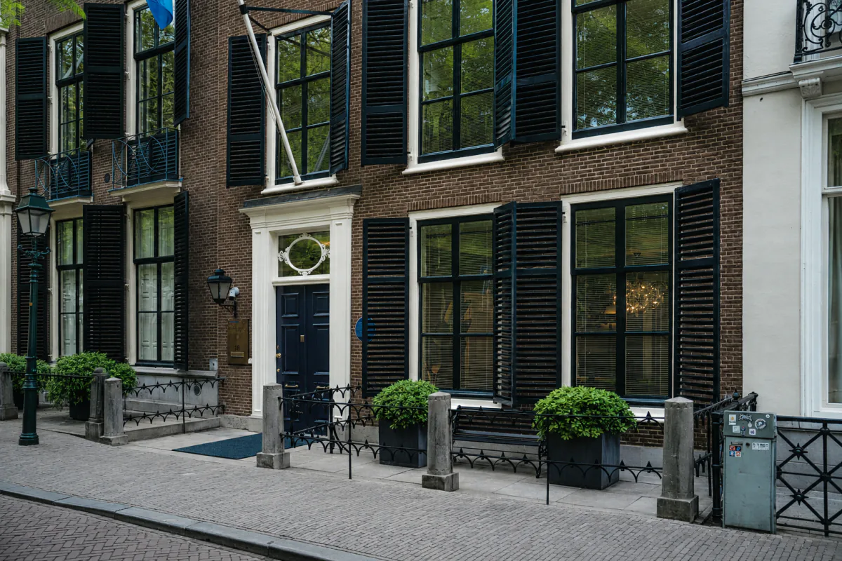 De monumentale gevel en blauwe entree van Lange Voorhout 18